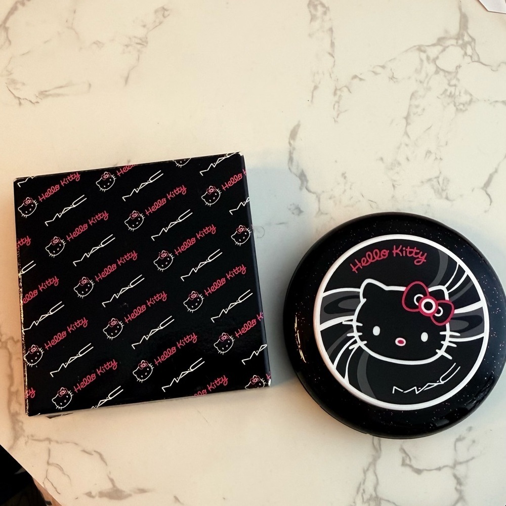 Mac Cosmetics x Hello Kitty Beauty Powder in Pretty Baby